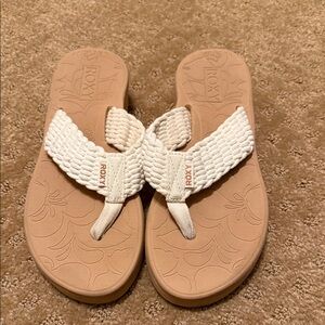 Roxy Women's Tan and Cream Sandals size 7